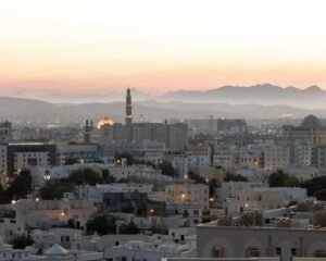 منظر مدينة مسقط مع الجبال في الخلفية في عُمان